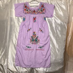 VTG Women’s OAXACAN MEXICAN LAVENDER PURPLE FLORAL EMBROIDERED DRESS Size Medium